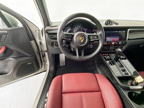 Certified 2026 Porsche Macan AWD/4WD image 18