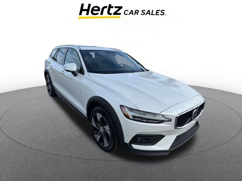 Used 2025 Volvo V60 B5 Cross Country Plus image 1