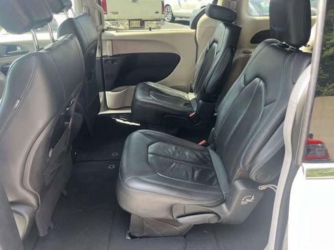 Used 2021 Chrysler Pacifica Touring-L FWD image 13