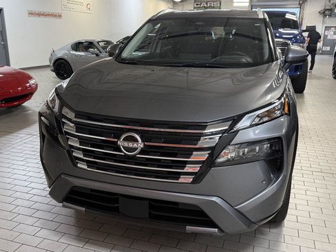Used 2025 Nissan Rogue SL AWD/4WD image 2
