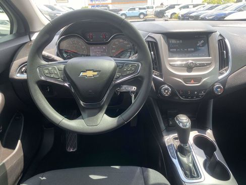 Used 2017 Chevrolet Cruze LT FWD image 11