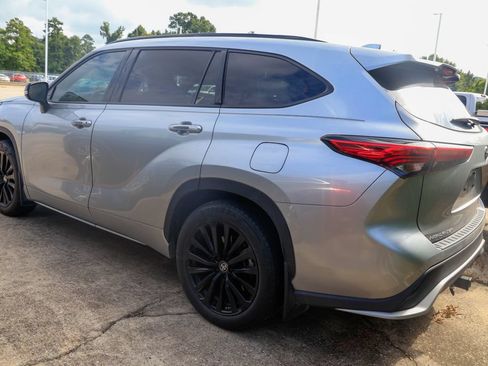 Used 2023 Toyota Highlander XSE FWD image 3