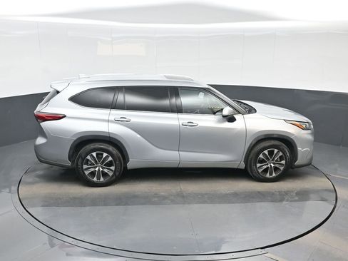 Used 2020 Toyota Highlander XLE FWD image 22