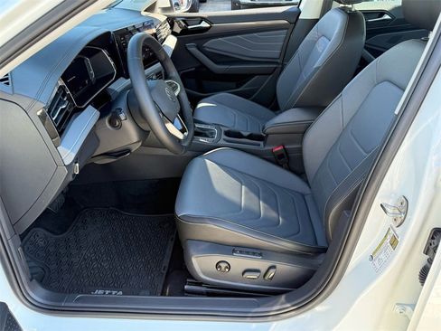 Certified 2025 Volkswagen Jetta SEL image 3