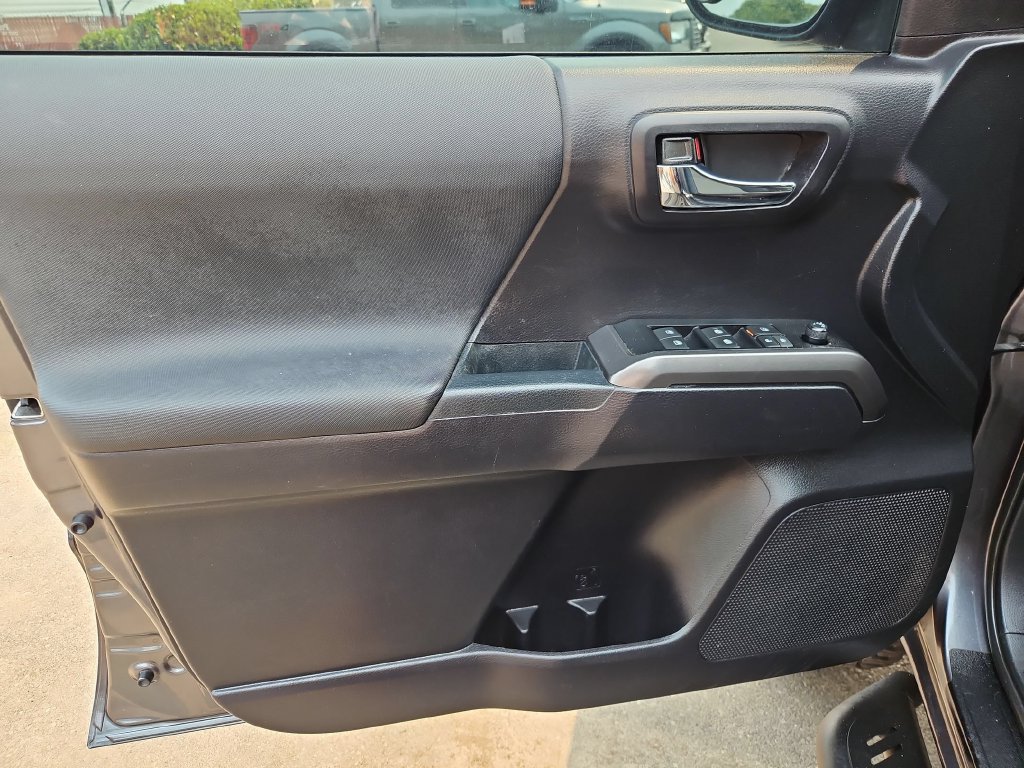 Used 2021 Toyota Tacoma TRD Off-Road AWD/4WD image 11