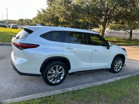 Used 2023 Toyota Highlander Limited FWD image 6