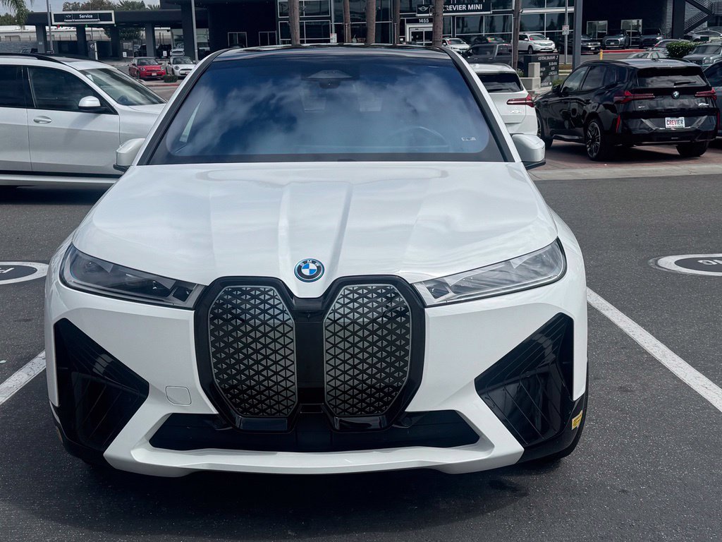 Used 2022 BMW iX xDrive50 w/ Sport Package AWD/4WD image 3