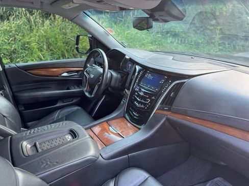 Used 2017 Cadillac Escalade Luxury AWD/4WD image 22
