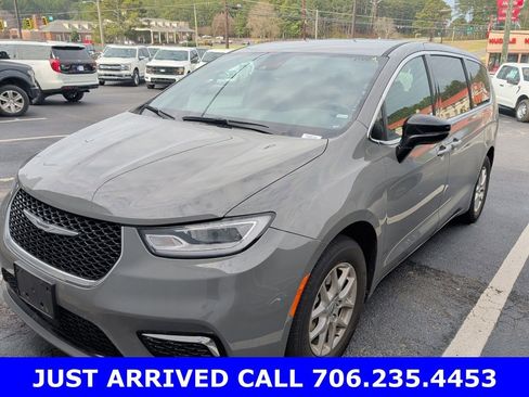 Used 2025 Chrysler Pacifica Select image 3