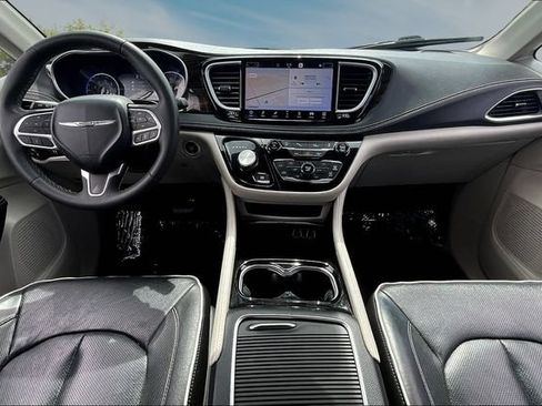Used 2023 Chrysler Pacifica Limited FWD image 7