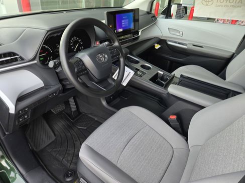 New 2026 Toyota Sienna LE image 7
