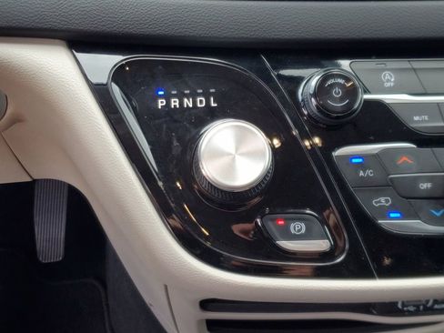 Used 2024 Chrysler Voyager LX image 27