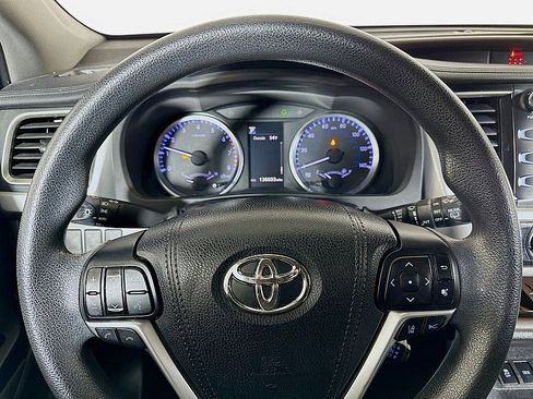 Used 2018 Toyota Highlander LE image 12