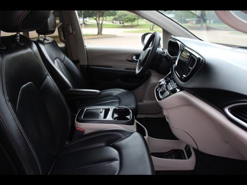 Used 2023 Chrysler Pacifica Touring-L FWD image 20