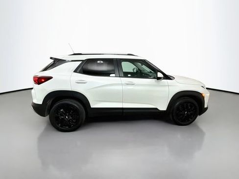 Used 2022 Chevrolet TrailBlazer LT w/ LPO, Blackout Package FWD image 8