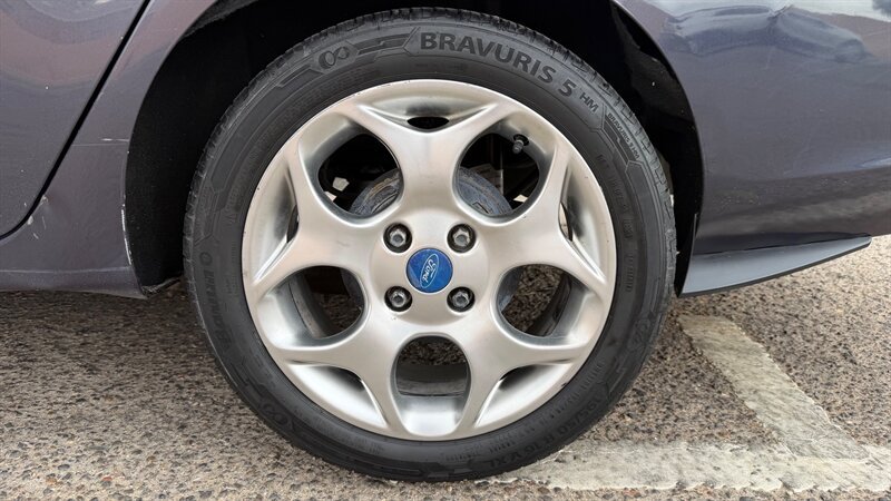 Used 2013 Ford Fiesta Titanium FWD image 18