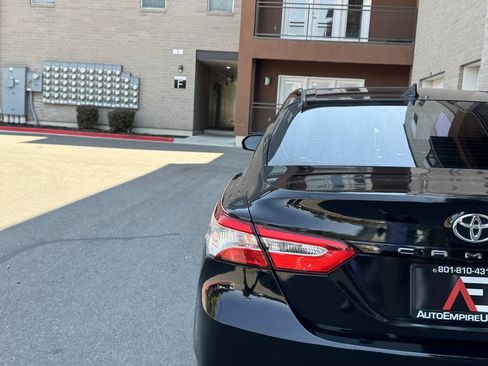 Used 2020 Toyota Camry LE FWD image 5