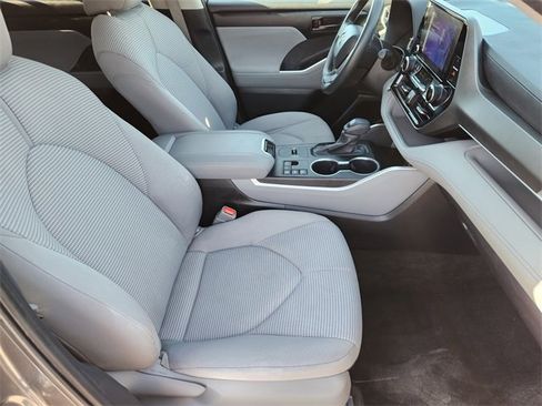 Certified 2023 Toyota Highlander L image 10