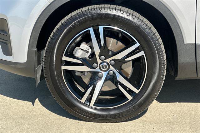 Certified 2025 Volvo XC40 B5 Core AWD/4WD image 32