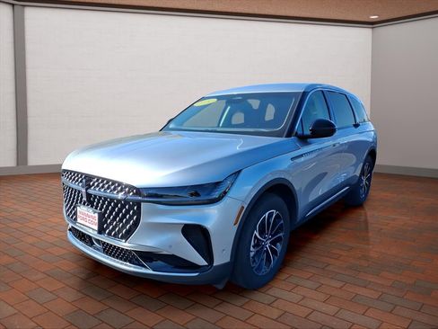 Used 2024 Lincoln Nautilus Premier image 4