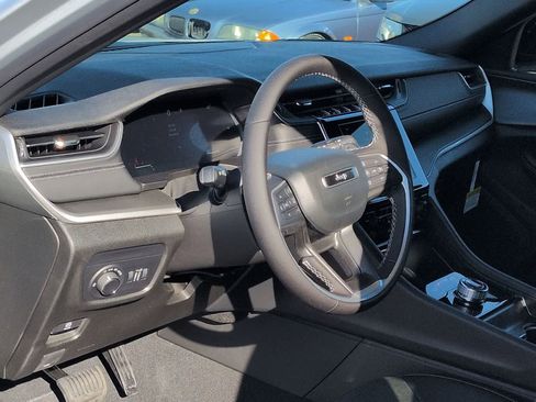 New 2025 Jeep Grand Cherokee Altitude AWD/4WD image 10