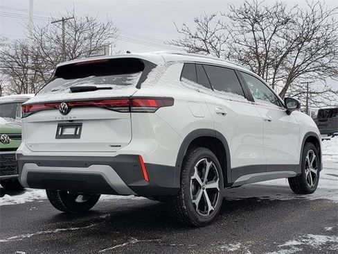 New 2025 Volkswagen Tiguan SE image 3