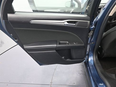 Used 2019 Ford Fusion SE image 16