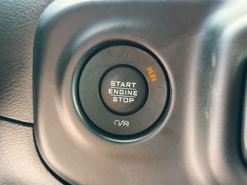 Used 2020 Jeep Wrangler Unlimited Sahara image 35