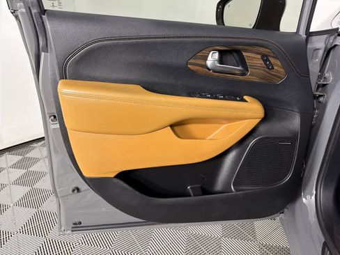 Used 2021 Chrysler Pacifica Pinnacle image 15