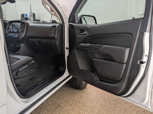 Used 2017 GMC Canyon SLE w/ All Terrain Package AWD/4WD image 18
