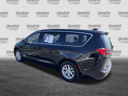 Used 2024 Chrysler Pacifica Touring-L FWD image 8