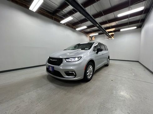 Used 2024 Chrysler Pacifica Touring-L image 4