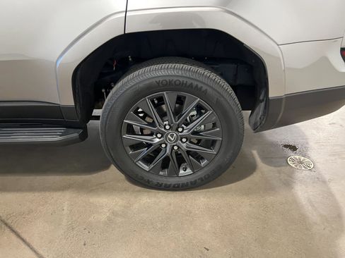 Used 2024 Lexus GX 550 w/ Accessory Package (31) image 43