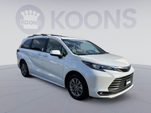 Used 2025 Toyota Sienna XLE AWD/4WD image 10
