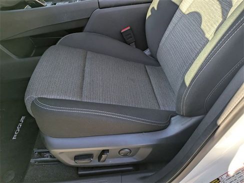 Used 2023 Nissan Rogue SV image 15