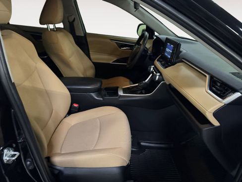 Used 2020 Toyota RAV4 XLE image 19