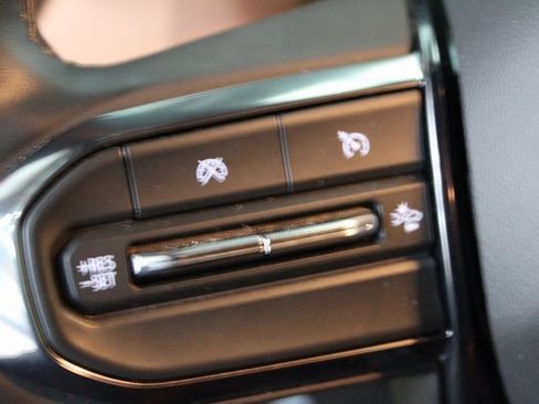 Used 2024 GMC Canyon AT4 image 13