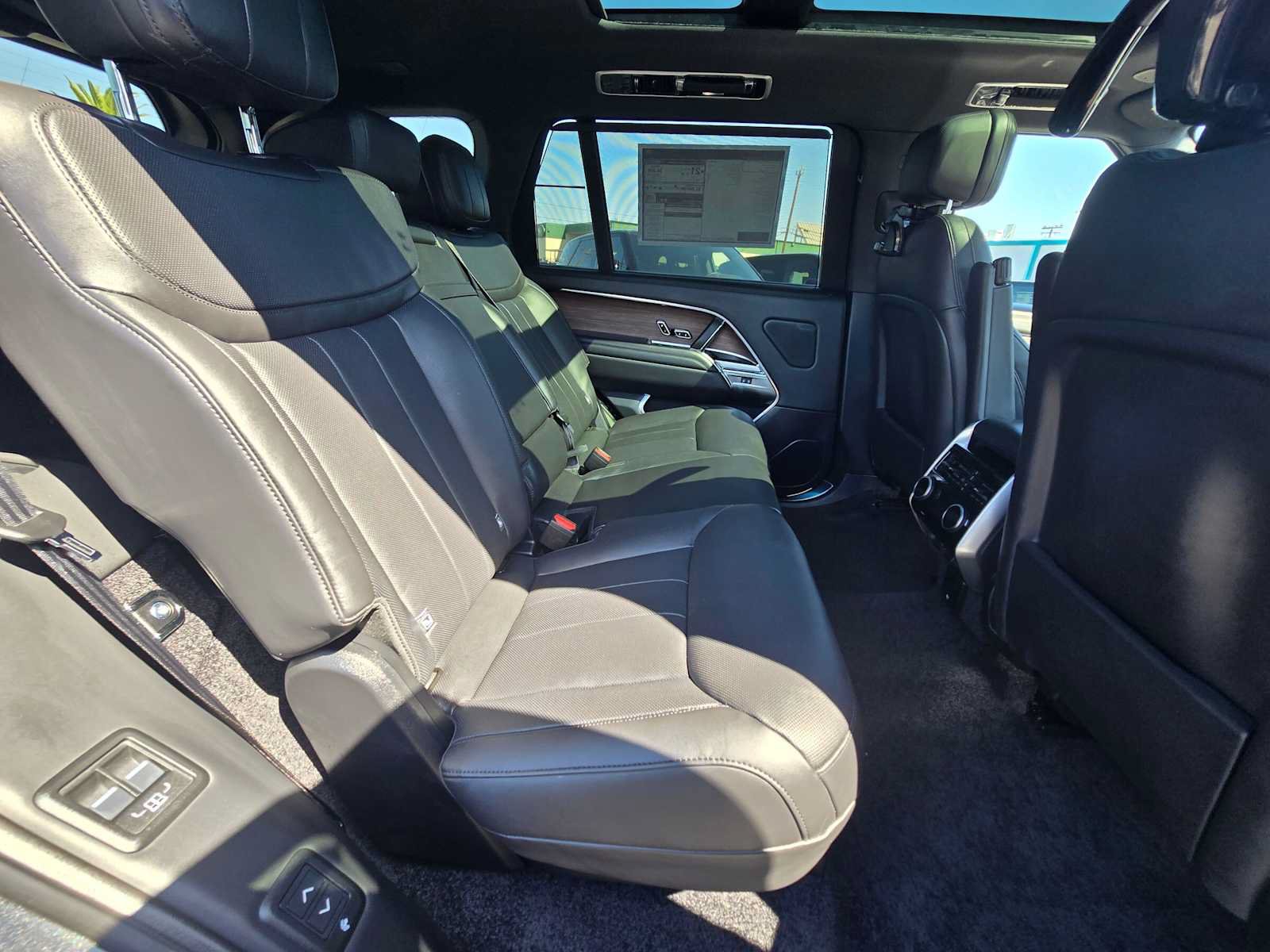 New 2027 Land Rover Range Rover Long Wheelbase SE AWD/4WD image 12
