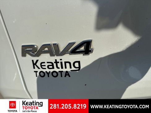 Used 2021 Toyota RAV4 XLE Premium FWD image 9