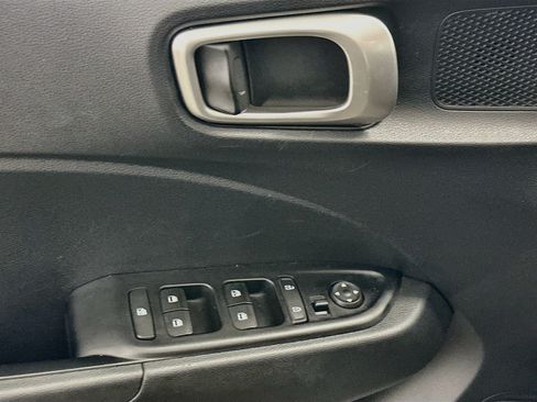Used 2025 Hyundai Venue SEL FWD image 15