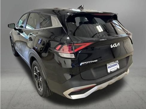 Used 2023 Kia Sportage LX FWD image 3