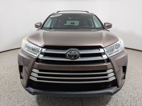Used 2017 Toyota Highlander XLE FWD image 2