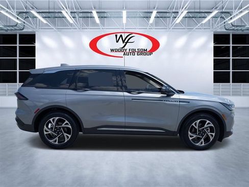 Used 2025 Lincoln Nautilus Premier AWD/4WD image 2