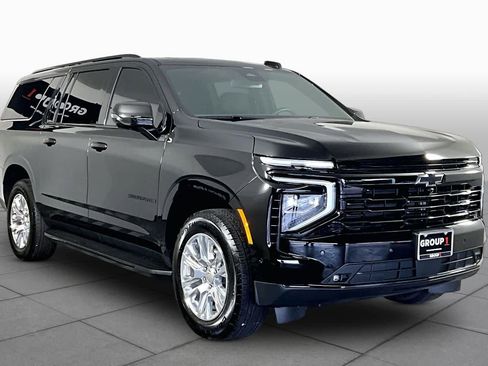 Used 2026 Chevrolet Suburban RST w/ Comfort Package AWD/4WD image 3