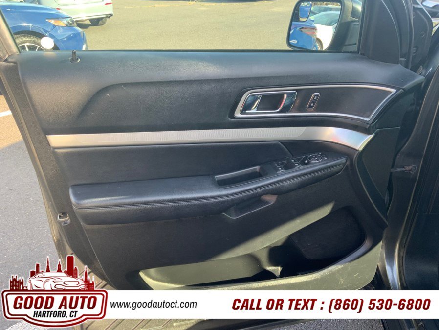 Used 2017 Ford Explorer XLT w/ Equipment Group 202A AWD/4WD image 9