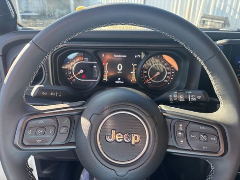 Used 2025 Jeep Wrangler Unlimited Rubicon image 14