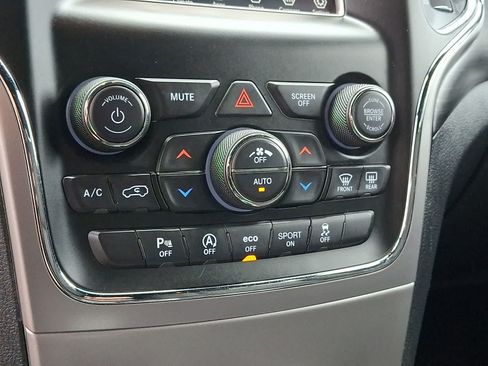 Used 2019 Jeep Grand Cherokee Laredo AWD/4WD image 17