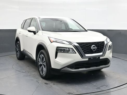 Used 2023 Nissan Rogue SV image 2