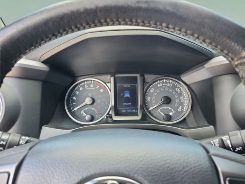 Used 2020 Toyota Tacoma TRD Off-Road AWD/4WD image 12