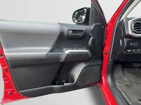 Used 2022 Toyota Tacoma SR5 w/ Technology Package image 10